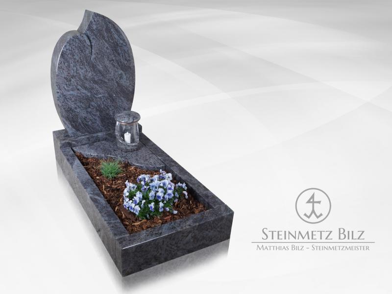 Urnengrabeinfassung mit geschweifter Eckplatte und Naturstein-Laterne